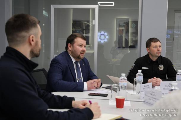 В цифровому хабі Національної академії внутрішніх справ відбувся міжвідомчий круглий стіл В цифровому хабі Національної академії внутрішніх справ відбувся міжвідомчий круглий стіл