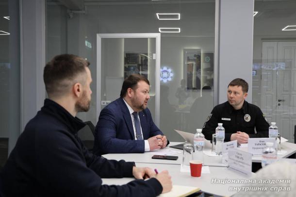 В цифровому хабі Національної академії внутрішніх справ відбувся міжвідомчий круглий стіл В цифровому хабі Національної академії внутрішніх справ відбувся міжвідомчий круглий стіл