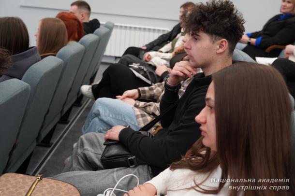 Як психолог допомагає військовим: студенти ННІПП зустрілися з військовослужбовцем полку «Азов»