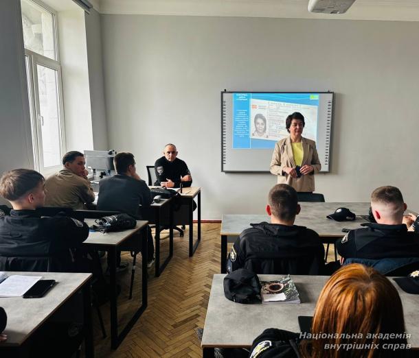 Практико орієнтоване заняття з ідентифікації особи та виявлення підроблених документів