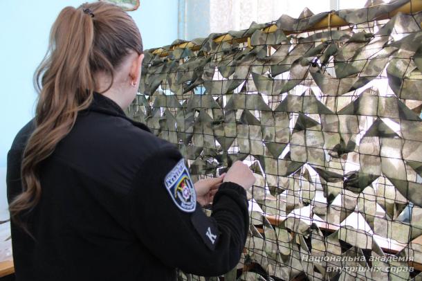 Тепло своїми руками: у НАВС провели майстер-клас на підтримку військових