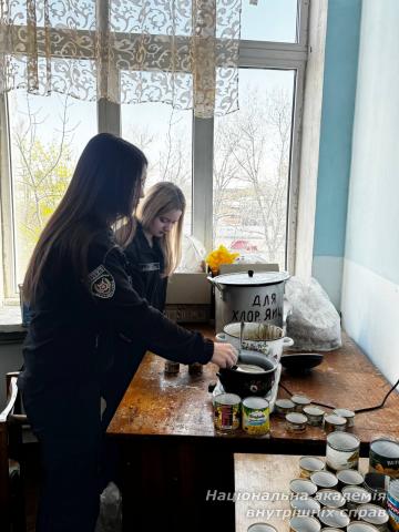 Тепло своїми руками: у НАВС провели майстер-клас на підтримку військових