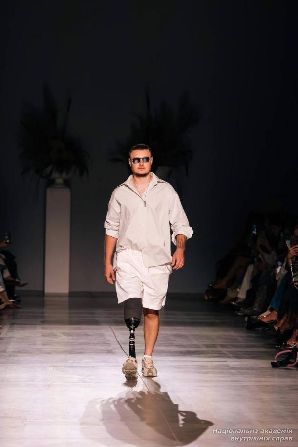 Ветеран і викладач НАВС вийшов на подіум Ukrainian Fashion Week