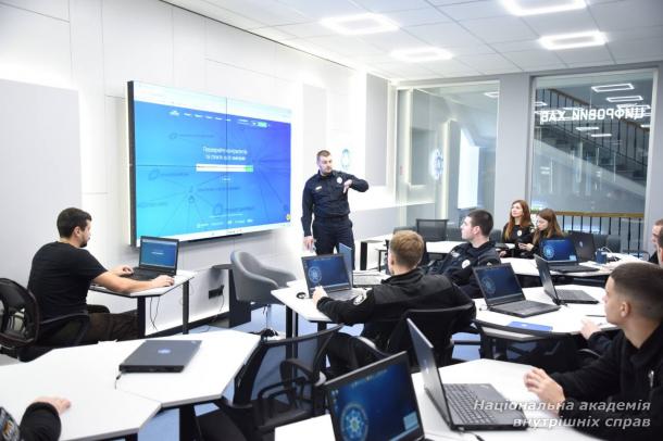 У НАВС провели дводенний тренінг з інноваційних технологій протидії наркозлочинності У НАВС провели дводенний тренінг з інноваційних технологій протидії наркозлочинності