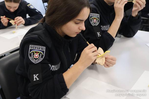 Курсанти першого курсу НАВС долучилися до творчого процесу створення яворівських іграшок Курсанти першого курсу НАВС долучилися до творчого процесу створення яворівських іграшок