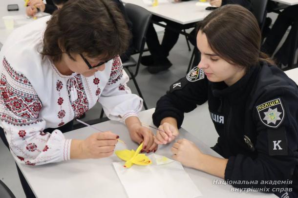 Курсанти першого курсу НАВС долучилися до творчого процесу створення яворівських іграшок Курсанти першого курсу НАВС долучилися до творчого процесу створення яворівських іграшок