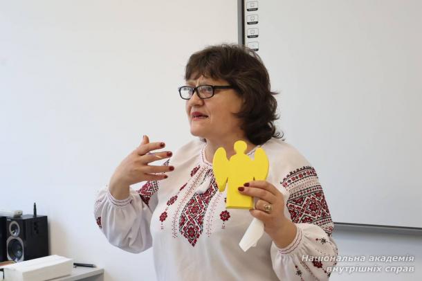 Курсанти першого курсу НАВС долучилися до творчого процесу створення яворівських іграшок Курсанти першого курсу НАВС долучилися до творчого процесу створення яворівських іграшок