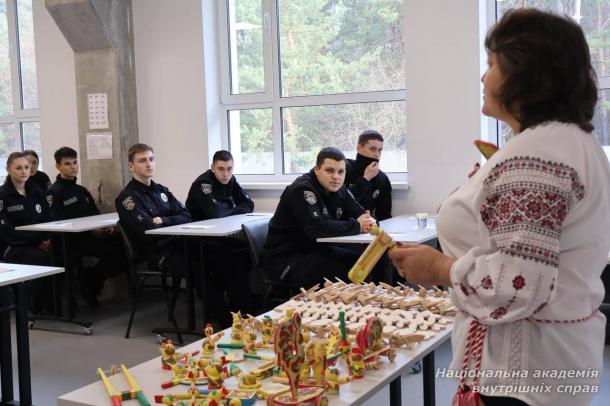 Курсанти першого курсу НАВС долучилися до творчого процесу створення яворівських іграшок Курсанти першого курсу НАВС долучилися до творчого процесу створення яворівських іграшок