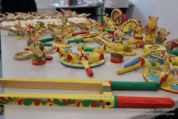 Курсанти першого курсу НАВС долучилися до творчого процесу створення яворівських іграшок Курсанти першого курсу НАВС долучилися до творчого процесу створення яворівських іграшок