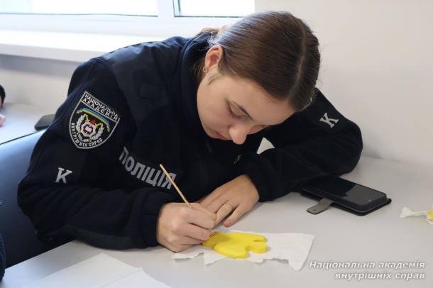 Курсанти першого курсу НАВС долучилися до творчого процесу створення яворівських іграшок Курсанти першого курсу НАВС долучилися до творчого процесу створення яворівських іграшок