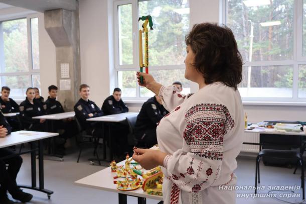 Курсанти першого курсу НАВС долучилися до творчого процесу створення яворівських іграшок Курсанти першого курсу НАВС долучилися до творчого процесу створення яворівських іграшок