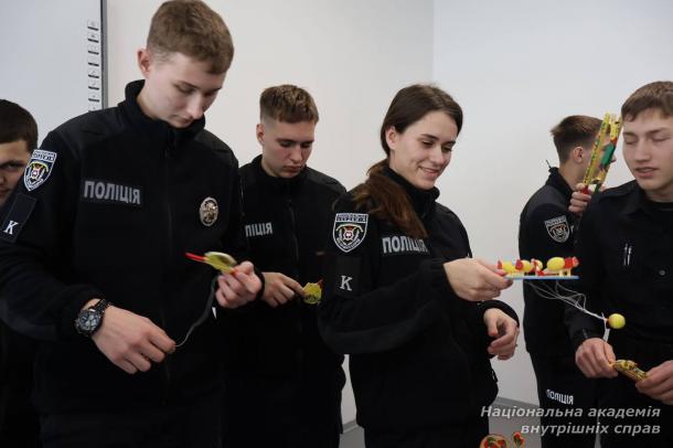 Курсанти першого курсу НАВС долучилися до творчого процесу створення яворівських іграшок Курсанти першого курсу НАВС долучилися до творчого процесу створення яворівських іграшок