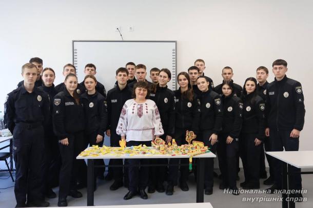 Курсанти першого курсу НАВС долучилися до творчого процесу створення яворівських іграшок Курсанти першого курсу НАВС долучилися до творчого процесу створення яворівських іграшок