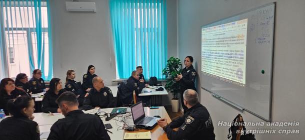 Безпечне освітнє середовище: у НАВС провели бінарне заняття для поліцейських Служби освітньої безпеки