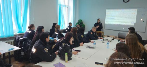 Безпечне освітнє середовище: у НАВС провели бінарне заняття для поліцейських Служби освітньої безпеки
