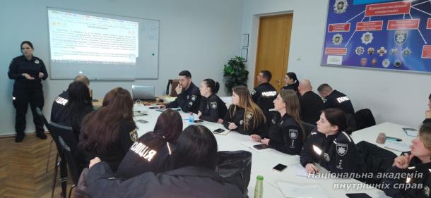 Безпечне освітнє середовище: у НАВС провели бінарне заняття для поліцейських Служби освітньої безпеки