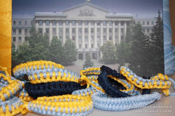 Патріотичний браслет єдності: студенти створили символ підтримки для захисників Патріотичний браслет єдності: студенти створили символ підтримки для захисників