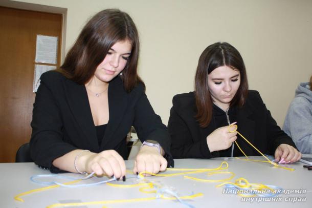 Патріотичний браслет єдності: студенти створили символ підтримки для захисників Патріотичний браслет єдності: студенти створили символ підтримки для захисників