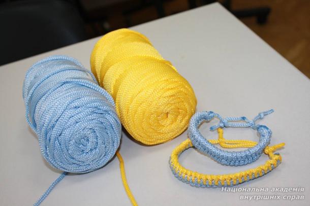 Патріотичний браслет єдності: студенти створили символ підтримки для захисників Патріотичний браслет єдності: студенти створили символ підтримки для захисників