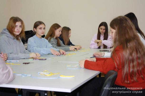 Патріотичний браслет єдності: студенти створили символ підтримки для захисників Патріотичний браслет єдності: студенти створили символ підтримки для захисників