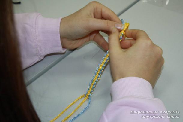 Патріотичний браслет єдності: студенти створили символ підтримки для захисників Патріотичний браслет єдності: студенти створили символ підтримки для захисників