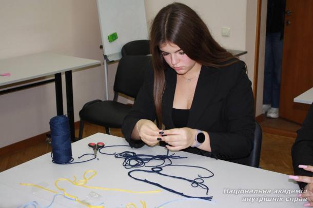 Патріотичний браслет єдності: студенти створили символ підтримки для захисників Патріотичний браслет єдності: студенти створили символ підтримки для захисників