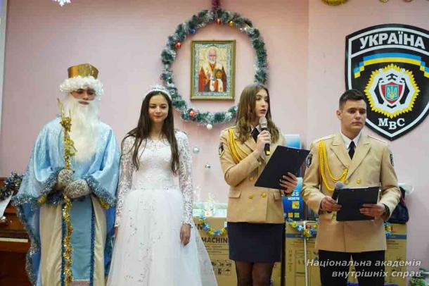 Святкові дарунки для наймолодших вихованців академії