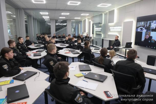 Від огляду місця події до сучасних викликів війни: заступник Голови НПУ Андрій Нєбитов провів лекцію для курсантів НАВС Від огляду місця події до сучасних викликів війни: заступник Голови НПУ Андрій Нєбитов провів лекцію для курсантів НАВС