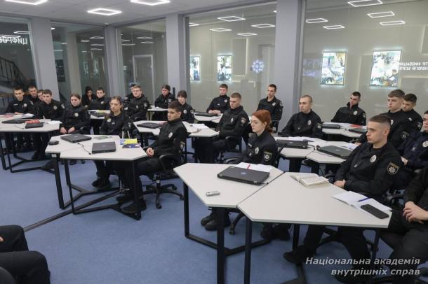 Від огляду місця події до сучасних викликів війни: заступник Голови НПУ Андрій Нєбитов провів лекцію для курсантів НАВС Від огляду місця події до сучасних викликів війни: заступник Голови НПУ Андрій Нєбитов провів лекцію для курсантів НАВС