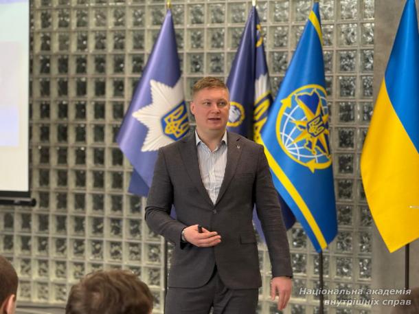 Штучний інтелект: можливості та загрози для професійної діяльності правоохоронців