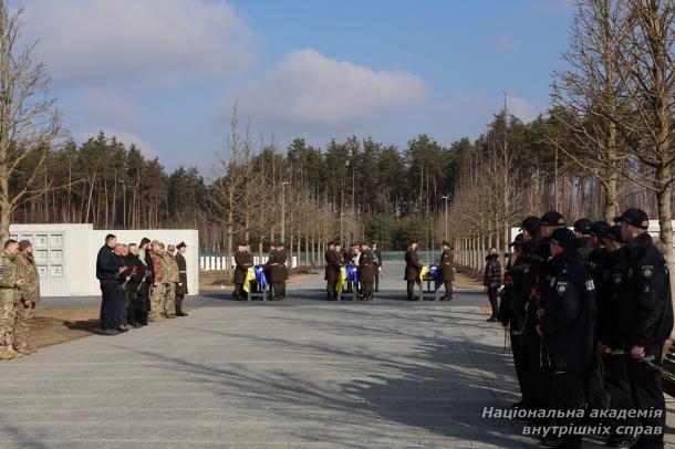 Курсанти ННІПД долучилися до церемонії поховання військовослужбовців ЗСУ Курсанти ННІПД долучилися до церемонії поховання військовослужбовців ЗСУ