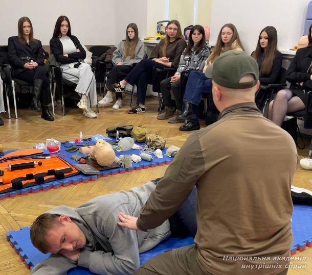 Алгоритми, що рятують: у НАВС відбулися бінарні заняття з домедичної підготовки