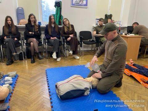 Алгоритми, що рятують: у НАВС відбулися бінарні заняття з домедичної підготовки