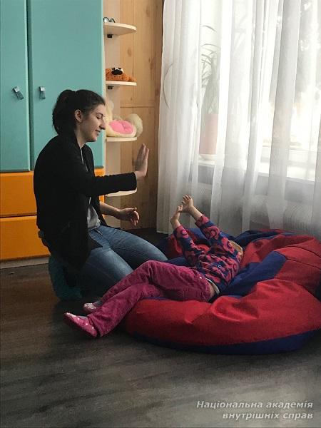 Добро добром красять: вихованці НАВС привітали дітей дитячих будинків із прийдешніми новорічними святами.