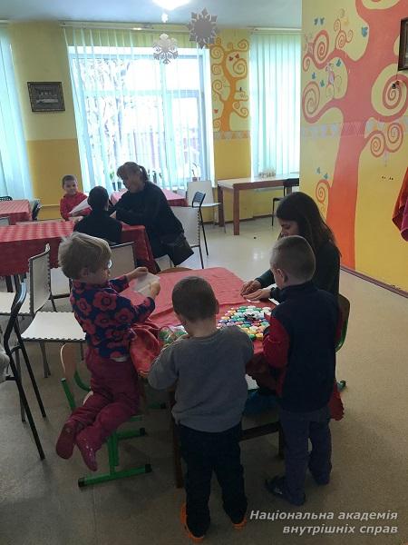 Добро добром красять: вихованці НАВС привітали дітей дитячих будинків із прийдешніми новорічними святами.