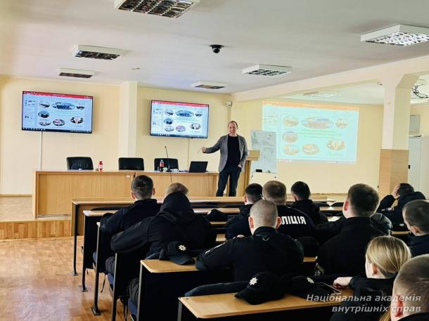 Курсанти НАВС переймають досвід особистої безпеки поліцейських під час комунікації з різними соціальними групами