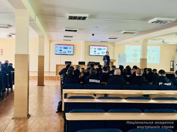 Курсанти НАВС переймають досвід особистої безпеки поліцейських під час комунікації з різними соціальними групами