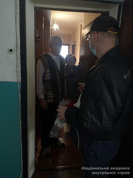 Допомога, привітання та свідома обережність