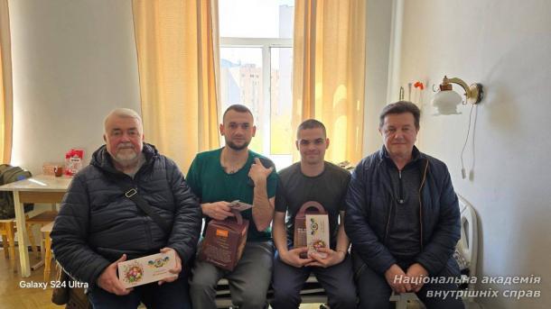Ветерани НАВС привітали поранених захисників України з Великоднем