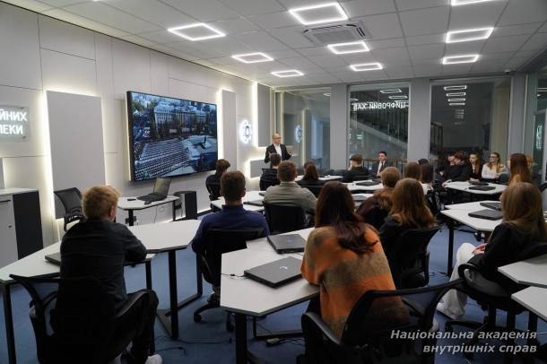 Бінарне заняття з народним депутатом України: обговорення державотворення та законотворчості Бінарне заняття з народним депутатом України: обговорення державотворення та законотворчості