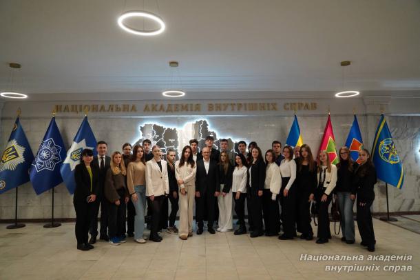 Бінарне заняття з народним депутатом України: обговорення державотворення та законотворчості Бінарне заняття з народним депутатом України: обговорення державотворення та законотворчості