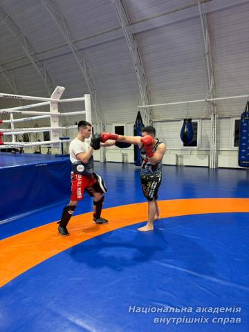 Тренування з тайського боксу за участю ветерана війни