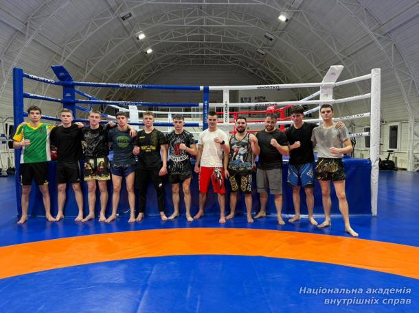 Тренування з тайського боксу за участю ветерана війни