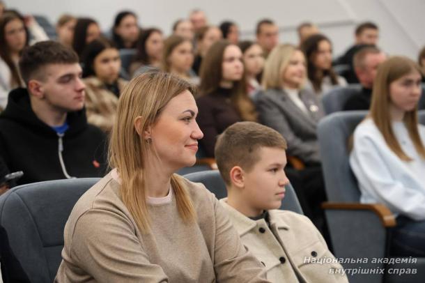 У НАВС нагородили переможців конкурсу есе «Національна ідентичність як основа самобутності»