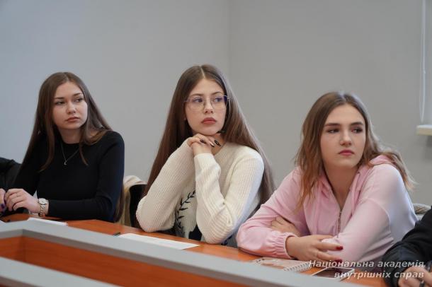 Учасник подій на Майдані 18–20 лютого 2014 року поділився спогадами зі студентами НАВС