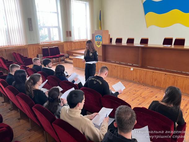 Дисципліна, законність, досвід: як курсанти випускних курсів проходять стажування в поліції