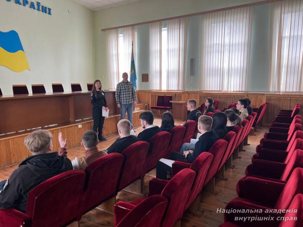 Дисципліна, законність, досвід: як курсанти випускних курсів проходять стажування в поліції