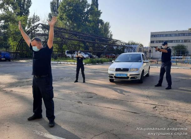 Тактична комунікація і тактика затримання особи: бінарне заняття для працівників патрульної поліції