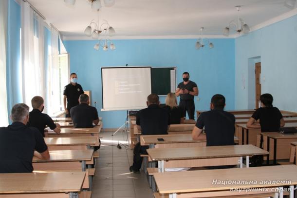 Тактична комунікація і тактика затримання особи: бінарне заняття для працівників патрульної поліції