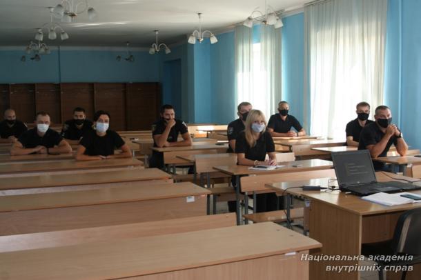 Тактична комунікація і тактика затримання особи: бінарне заняття для працівників патрульної поліції